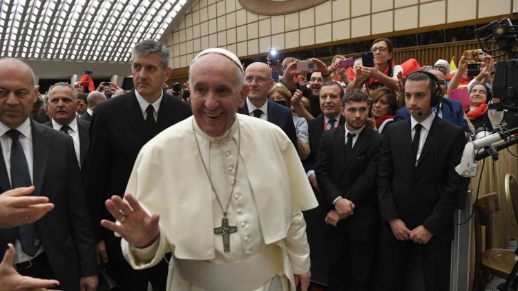 البابا فرنسيس يلتقس المشاركين في المؤتمر الدولي للخدمات الدولية للتجدد بالروح القدس 8 حزيران يونيو 2019