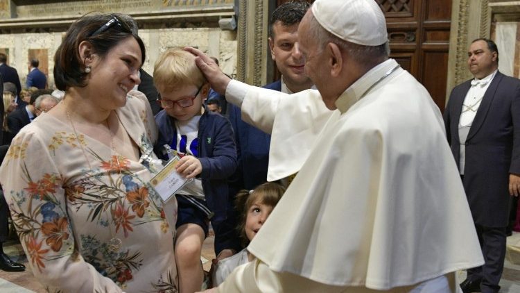 한 가족과 함께한 프란치스코 교황 (2019년)