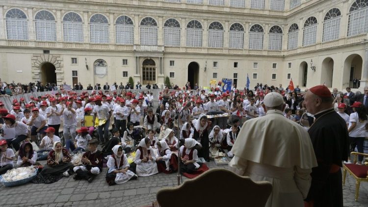 Папа встречается с детьми во Дворе святого Дамасия
