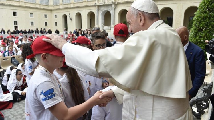 Archívna snímka: pápež František s deťmi (jún 2019)