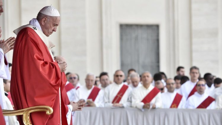 Le Pape présidant la messe vespérale de la Pentecôte, le 8 juin 2019 sur la Place Saint-Pierre.