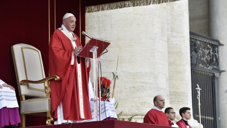 Påven under Pingstdagens mässa på Petersplatsen 