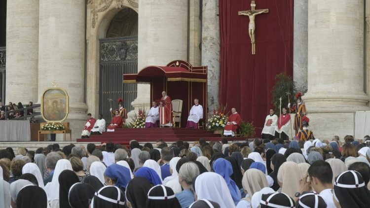 Papež Frančišek je v soboto, 8. junija, zvečer na Trgu sv. Petra vodil binkoštno vigilijo.