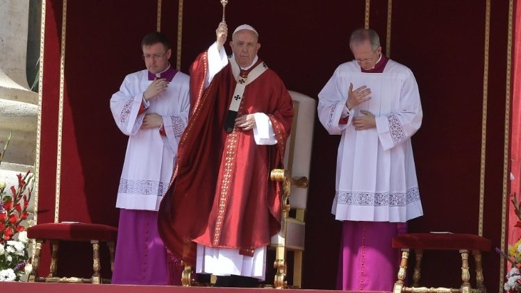 2019.06.09 Papa francesco celebra la Santa Messa di Pentecoste in piazza San Pietro