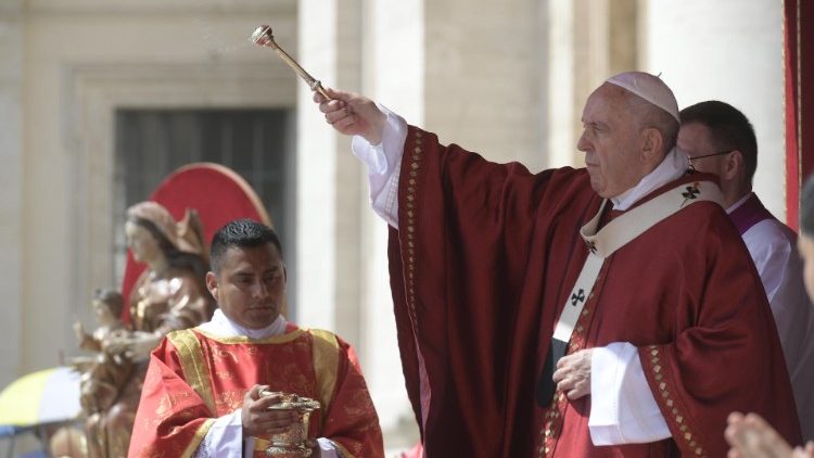 2019.06.09 Papa francesco celebra la Santa Messa di Pentecoste in piazza San Pietro