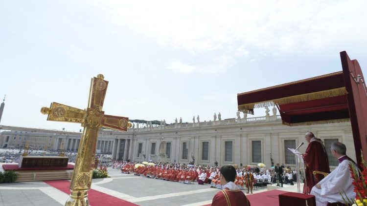Le Pape François, lors de la messe de la Pentecôte, place Saint-Pierre, le 9 juin 2019. 