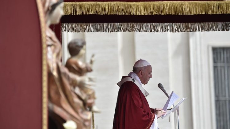 Papež Frančišek je na binkošti daroval sveto mašo na Trgu sv. Petra.