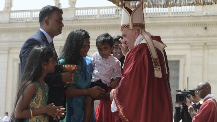 O familie aduce darurile la altar pentru liturgia euharistică: Rusalii, 2019