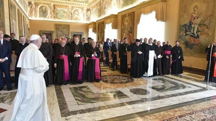 Ferenc pápa a ROACO közgyűlése tagjaival a Vatikánban