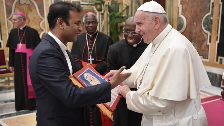 Le Pape rencontre un participant à la rencontre mondiale des aumôniers catholiques et opérateurs pastoraux de l’aviation civile, lors de l'audience de ce 10 mai 2019