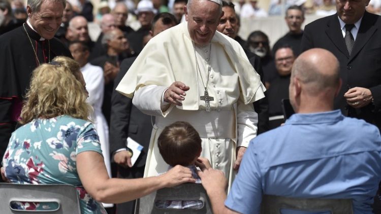Le Pape saluant un couple et leur enfant le 12 juin 2019, lors de l'audience générale sur la Place Saint-Pierre.
