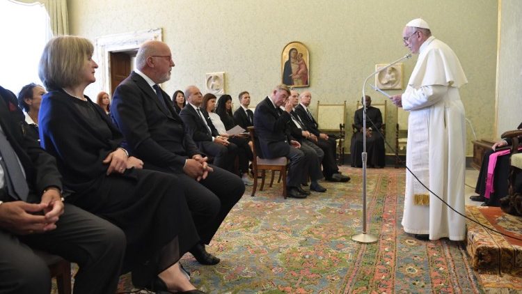 Sveti oče pozdravil člane sveta Mednarodne drsalne zveze v dvorani papežev.