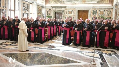 Francisco a Núncios: defendam a Igreja e não se juntem a blogs e grupos hostis ao Papa 