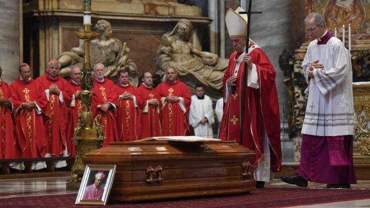 Папа Франциск на похоронах монс. Леона Каленги Бадикебеле