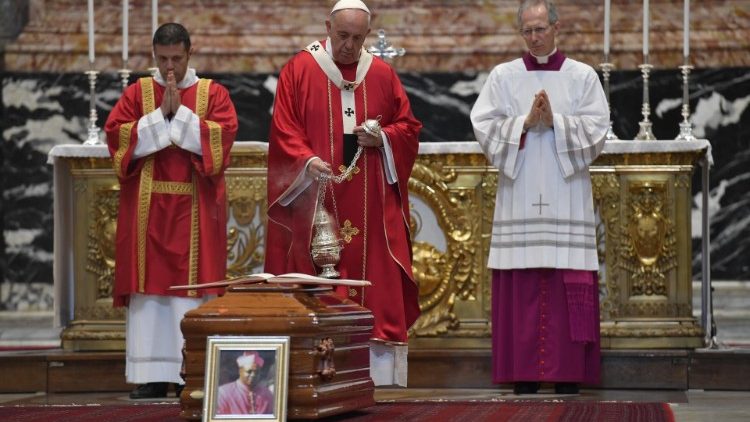 2019.06.15 Papa Francesco celebra la Messa esequiale, celebrazione delle esequie di Mons. Léon Kalenga Badikebele, Arcivescovo titolare di Magneto, Nunzio apostolico in Argentina