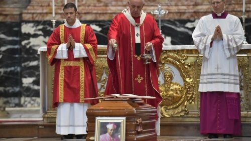 El Papa en despedida a Mons. Kalenga: te dejamos ir a Dios