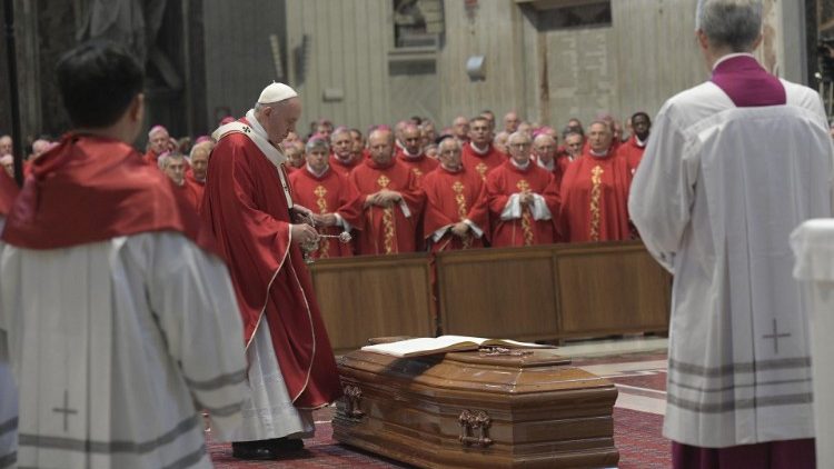 Papež František sloužil pohřební mši arcibiskupa Léona Kalengy Badikebeleho, apoštolského nuncia v Argentině