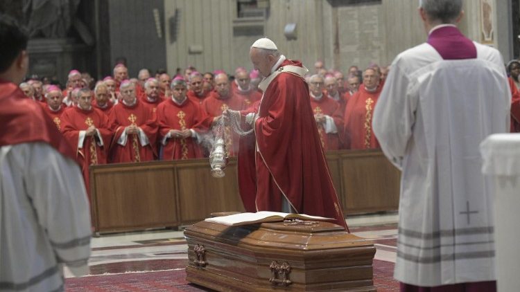 Papież na pogrzebie nuncjusza: życie uczy nas pożegnań