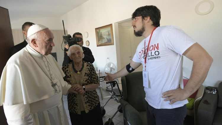 Papież odwiedza rodziny w kontenerach