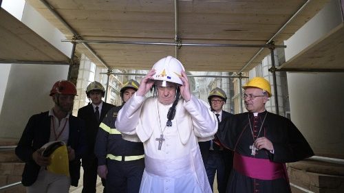 Papst Franziskus besucht italienisches Erdbebengebiet