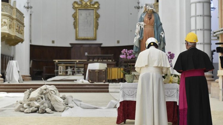 Папа в катедральному соборі в Камеріно, зруйнованого землетрусами