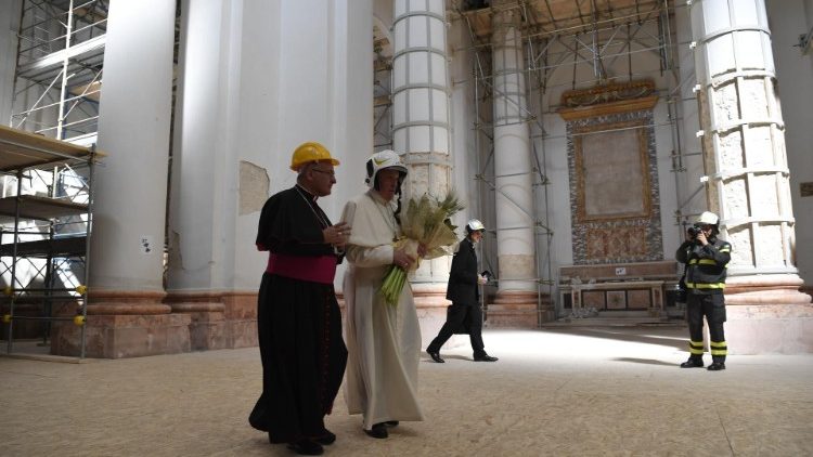2019.06.16 Папа відвідує катедральний собор в Камеріно