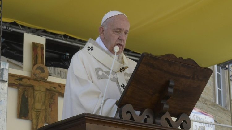 Papež Frančišek pridiga med sveto mašo na Trgu Cavour v Camerinu.