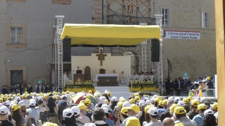 Le Pape François célébrant la messe à Camerino