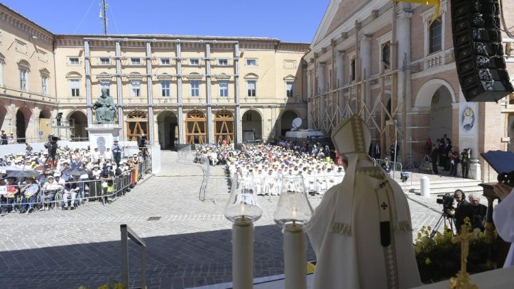 Papež Frančišek je daroval sveto mašo in vodil opoldansko molitev na Trgu Cavour v Camerinu.