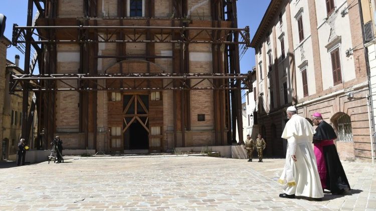 Em foto de arquivo (2019), o Papa em visita pastoral a Camerino, que sofreu com sismo