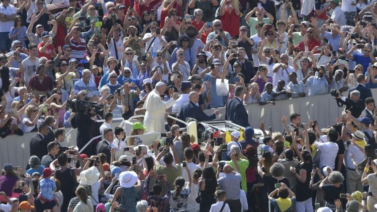 Papa Franjo tijekom opće audijencije na Trgu svetoga Petra u Vatikanu