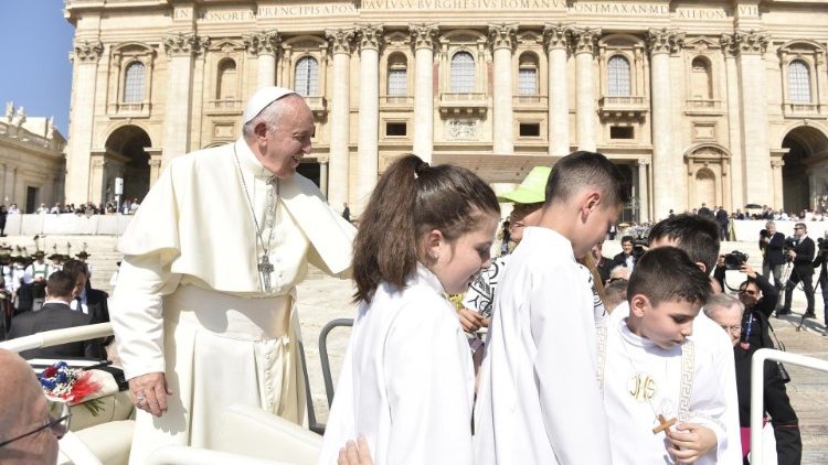 Papa Franjo s djecom na kraju opće audjencije na Trgu svetoga Petra