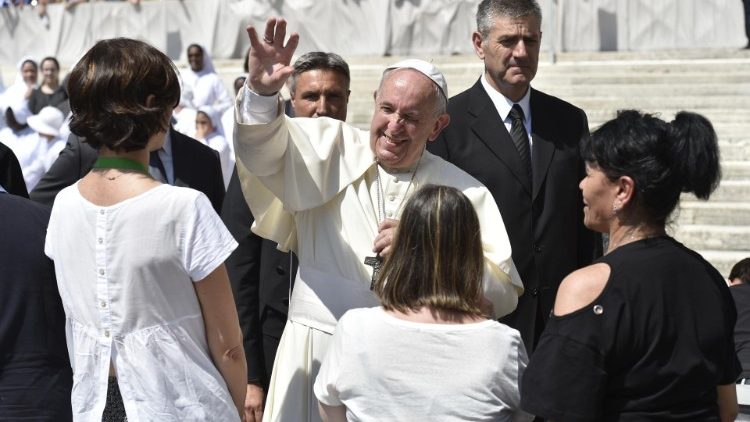 Papa Francesco all' Udienza generale di oggi mentre saluta i pellegrini