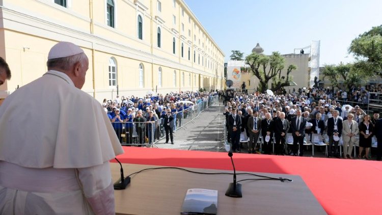 Popiežius Pietų Italijos teologijos fakulteto būstinėje Neapolyje
