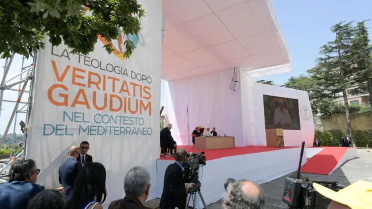 Papa u Napulju, na skupu održanom o temi "Teologija nakon 'Veritatis gaudium' u kontekstu Mediterana"; 21. lipnja 2019.