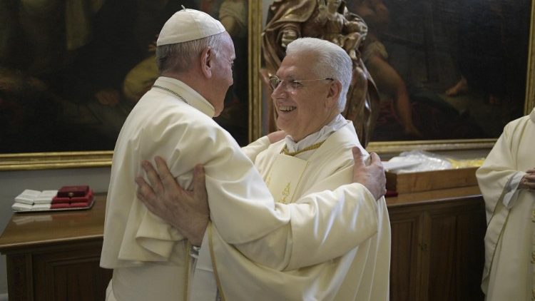 Lorenzelli nach seiner Bischofsweihe am Samstag mit Papst Franziskus
