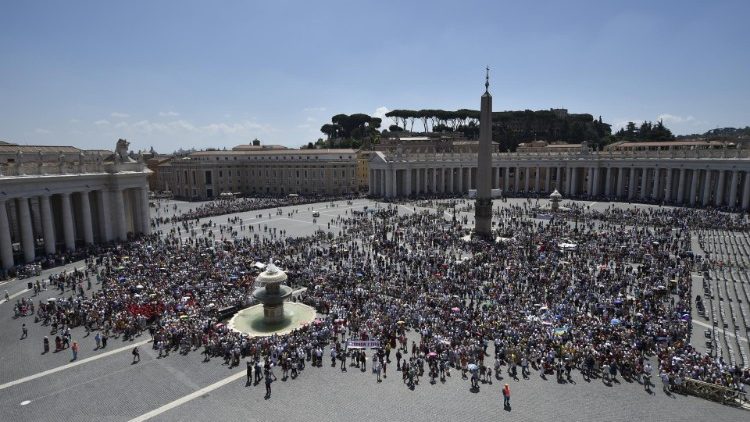 Milhares de pessoas participaram da oração mariana do Angelus