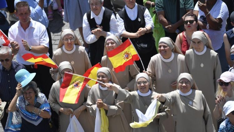 Іспанські монахині  на площі Святого Петра у Ватикан