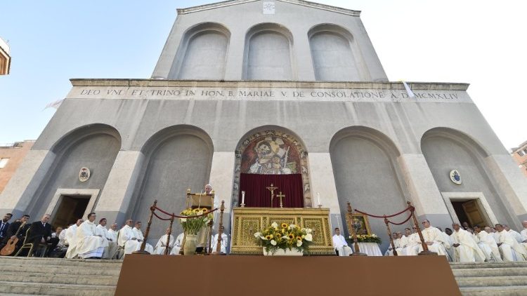 Papa celebra missa por ocasião da solenidade de Corpus Christi em Casal Bertone, periferia de Roma