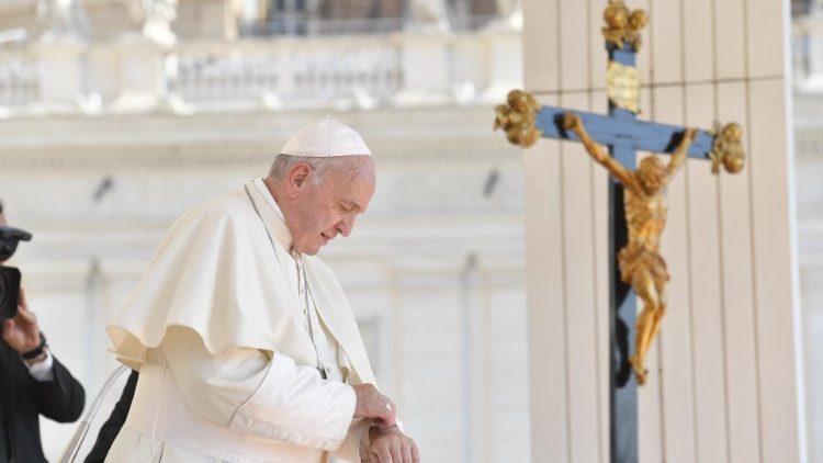 Papst Franziskus bei einer Generalaudienz auf dem Petersplatz