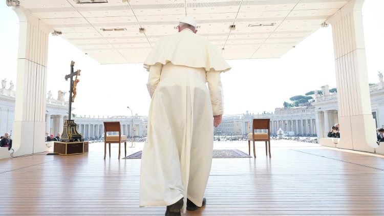 Påven går mot sin plats under den allmänna audiensen på Petersplatsen 