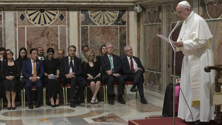 Ferenc pápa a FAO vezetőségével és a 41. konferencia résztvevőivel a Vatikánban