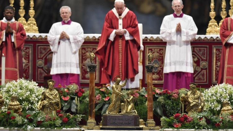 Papež Frančišek med darovanjem svete maše na praznik sv. Petra in Pavla