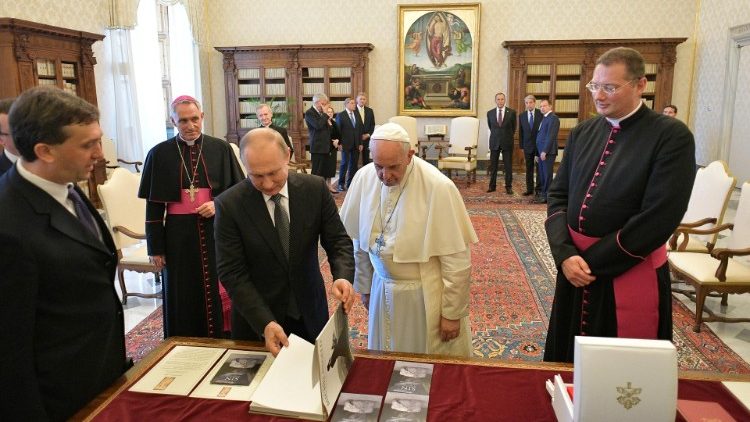 Geschenkeaustausch im Vatikan: Papst Franziskus und Russlands Präsident Putin