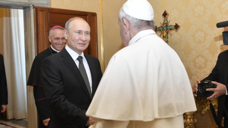 Franziskus bei einer Begegnung mit Putin vor drei Jahren