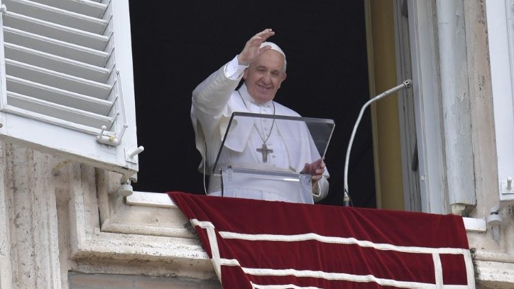 Ferenc pápa az Úrangyala elimádkozásakor az Apostoli Palota dolgozószobájának ablakában