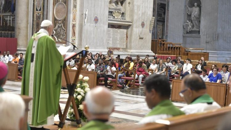 Le Pape célébrant la messe pour les migrants, le 8 juillet 2019 à la basilique Saint-Pierre.