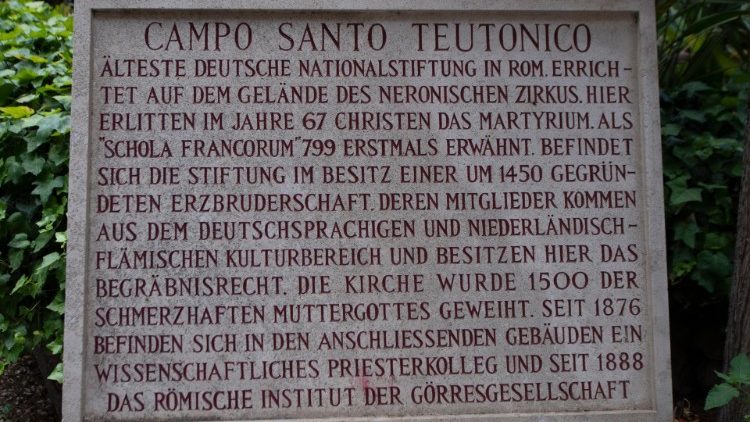 Na entrada do Campo Santo, placa explicativa em alemão