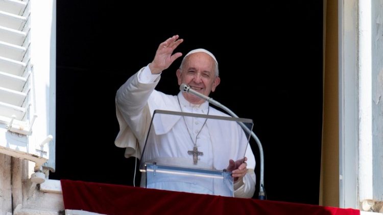 Папа Франциск приветствует верующих после молитвы "Ангел Господень"