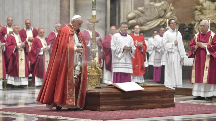 Pohrebné obrady vo Vatikánskej bazilike v pondelok 15. júla